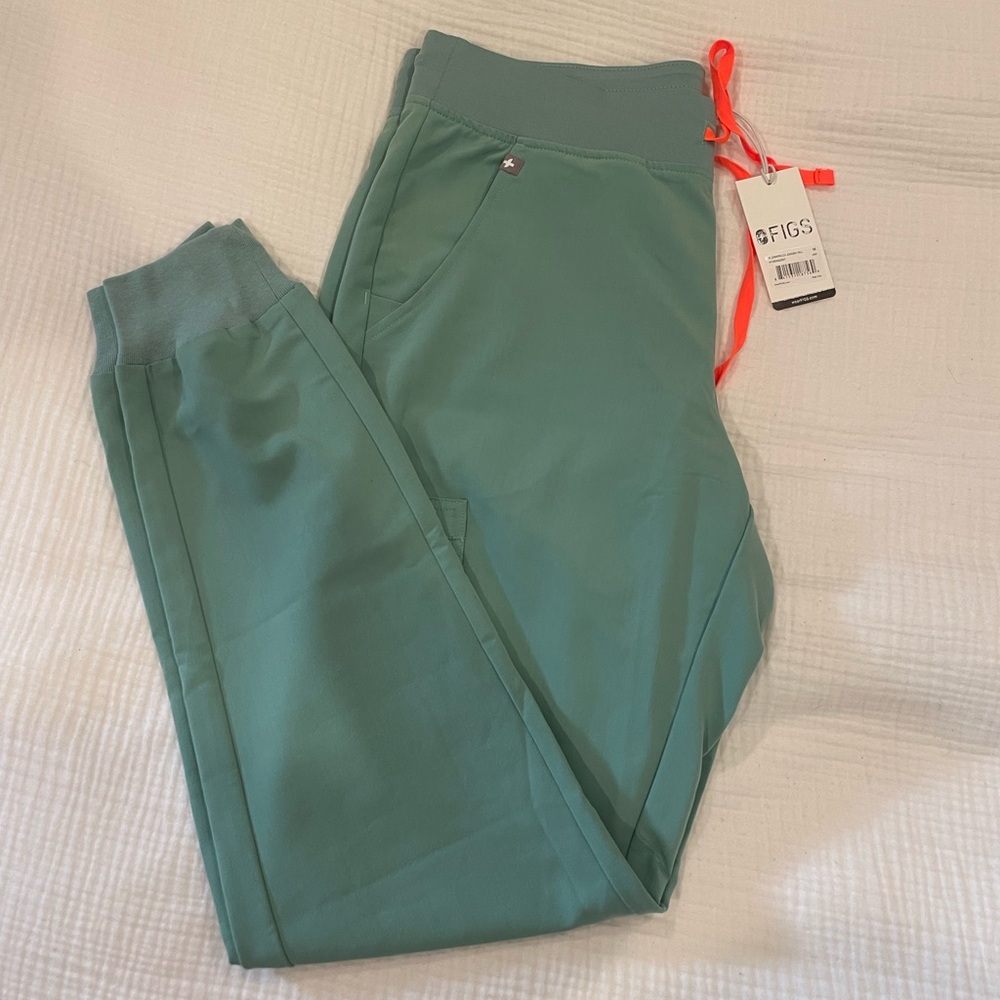 NWT Figs Zamora Joggers Scrubs in Jade